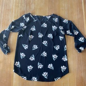 Ann Taylor Navy floral size small blouse
